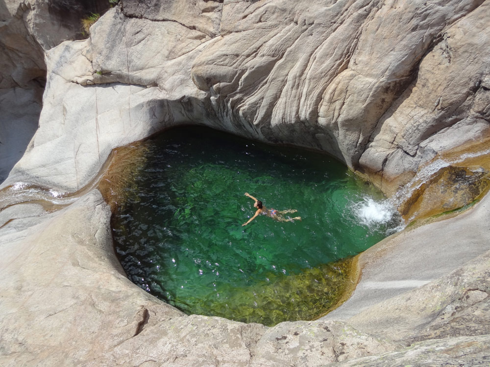 Piscine naturelle turquoise dans les rochers des aiguilles de Bavella