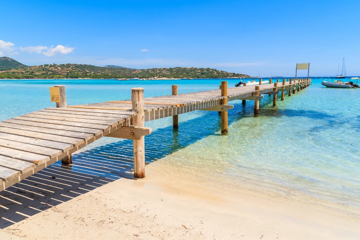 Plage de sable blanc et eau turquoise près de Porto-Vecchio